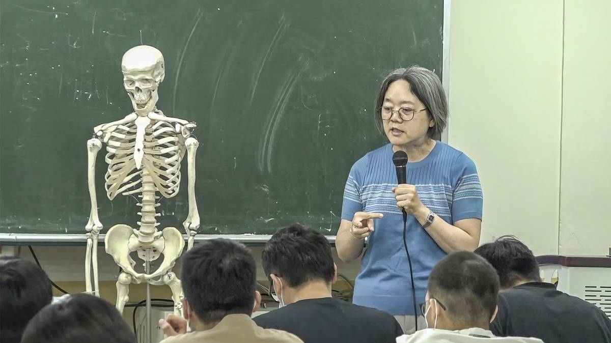 在學生心目中，何宛怡是像神一般存在的解剖學老師