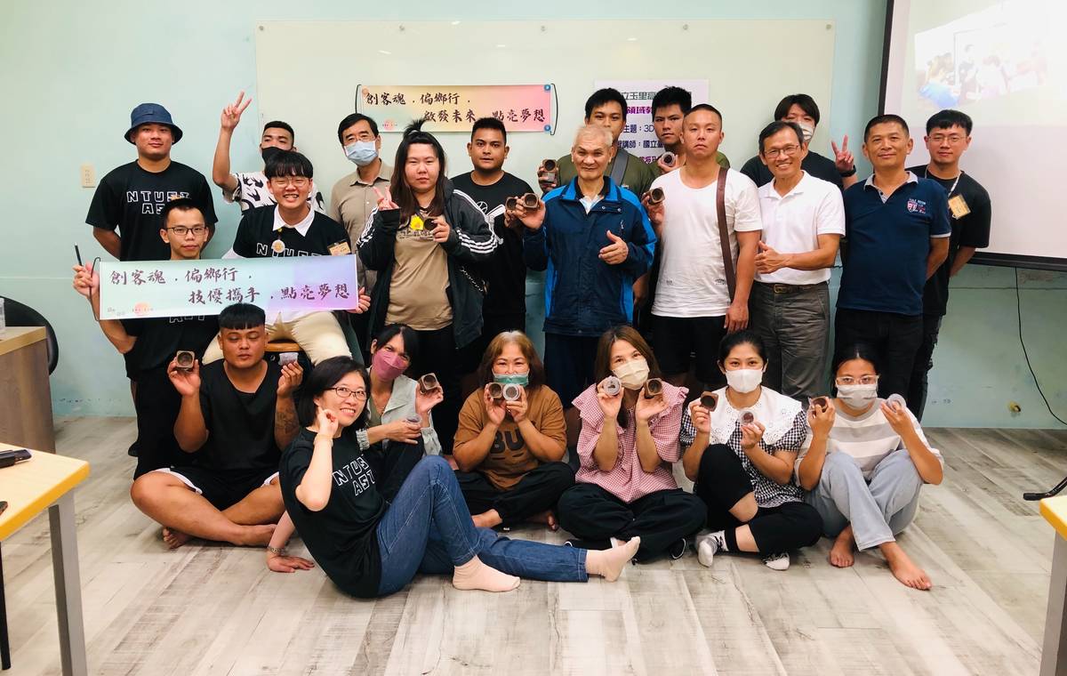 臺科大技優生前進玉里高中舉辦兩天的創客營，學員們手拿自製的美食模具開心合影。(胡家紋助理教授提供)