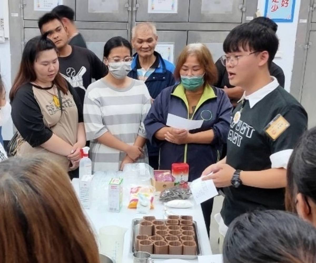 學生講師廖佑軒講解模具應用。(胡家紋助理教授提供)