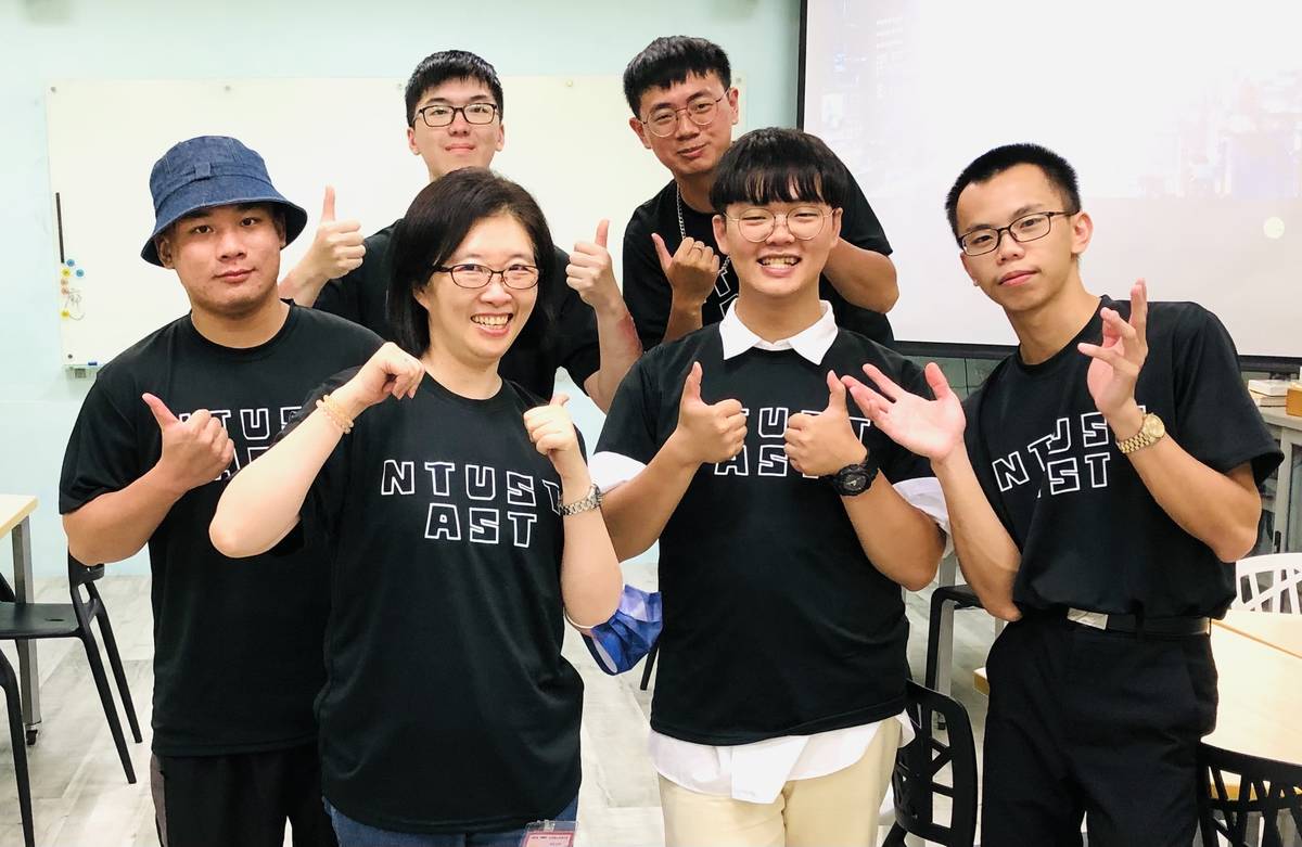 「創客魂-偏鄉行」USR志工團隊合影。前排左起為臺科大應用科技學士學位學程胡家紋助理教授、學生講師廖佑軒、學生講師張立錡；後排左起為助教張愷勛、助教劉慶豐、助教黃柏瑋。(胡家紋助理教授提供)