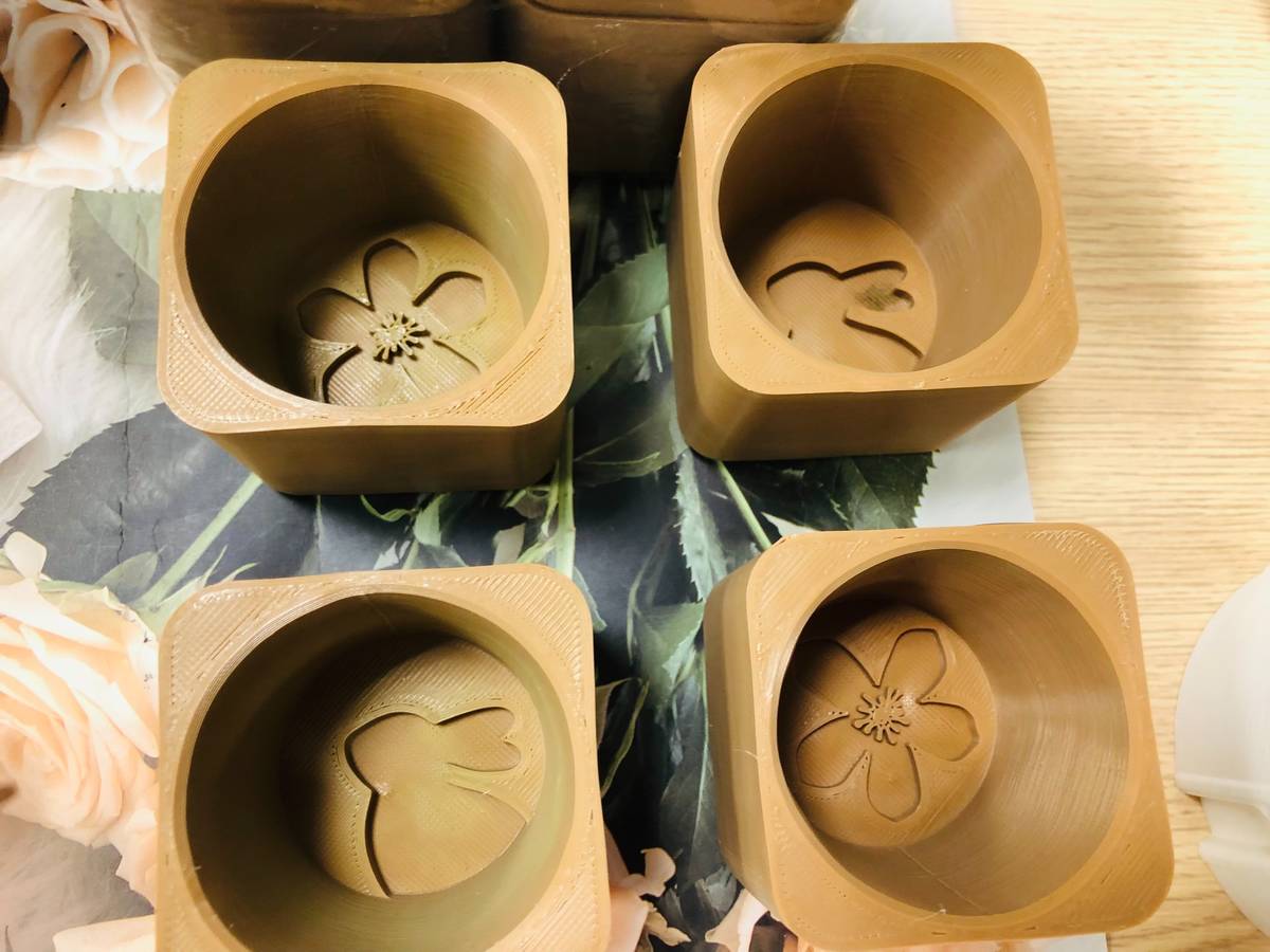 學員自行設計油桐花及玉兔圖案，利用3D列印技術製成食品模具。(胡家紋助理教授提供)