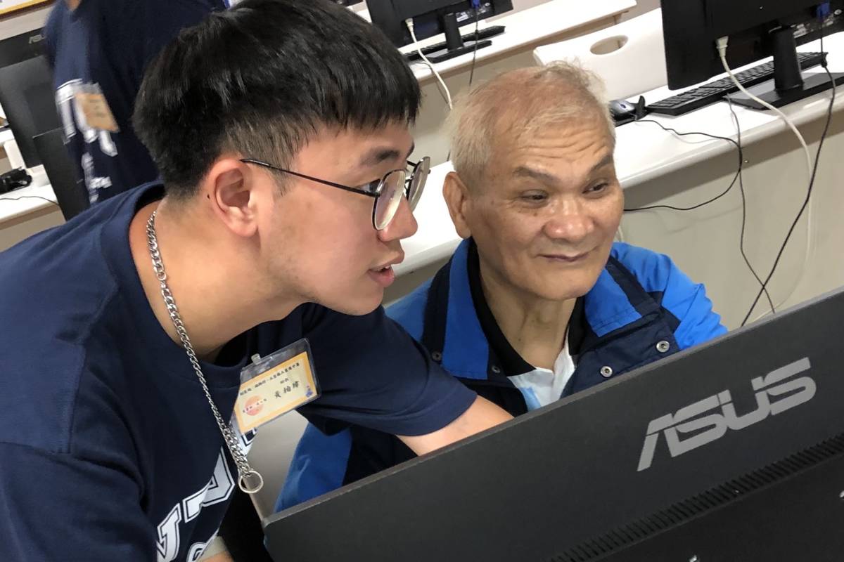 助教黃柏瑋(左)指導學員進行電腦繪圖設計。(胡家紋助理教授提供)