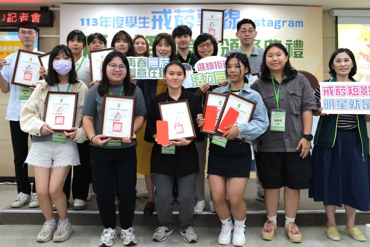 國健署舉辦「113年度學生Instagram短影音競賽活動」，頒獎典禮上得獎學生與國健署副署長賈淑麗等人合影。(國健署提供)