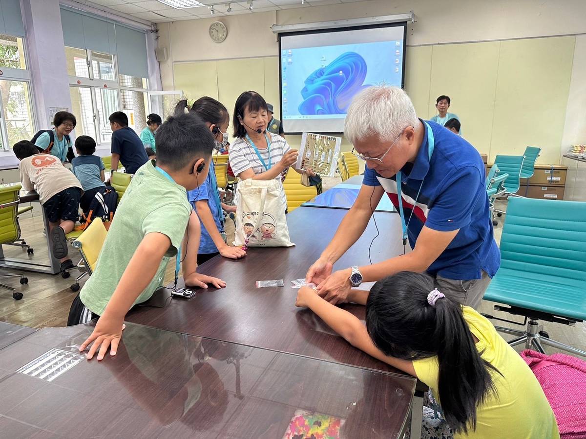 講師們與學員討論如何辨識不同品種的稻米