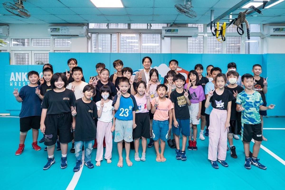 賴清德總統與安坑國小角力隊師生合影。(總統府提供)