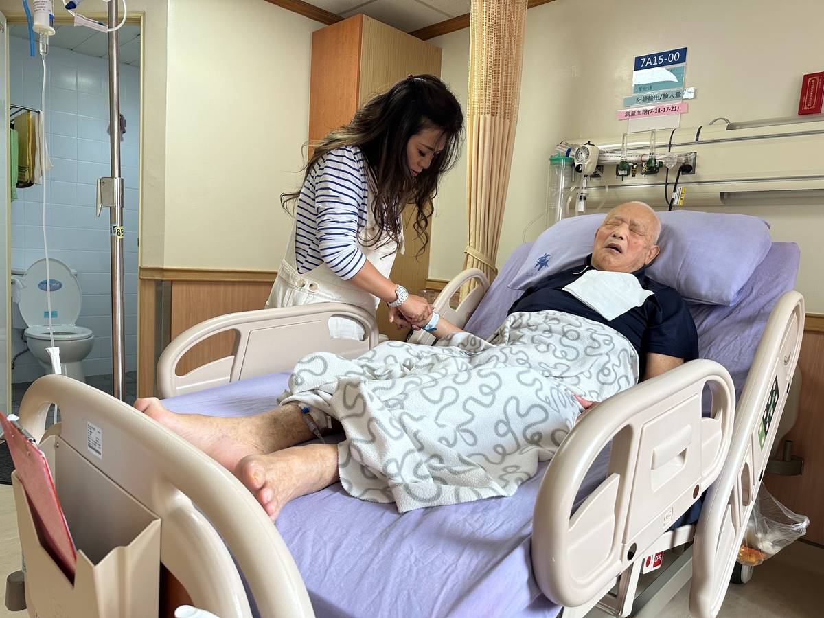 邱品嘉小姐於醫院照顧父親