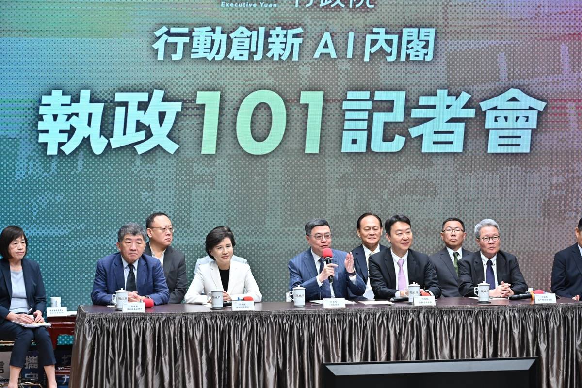 新內閣上任101天，行政院院長卓榮泰今天(28日)率領副院長鄭麗君及政務委員召開「行動創新AI內閣執政101記者會」。(行政院提供)
