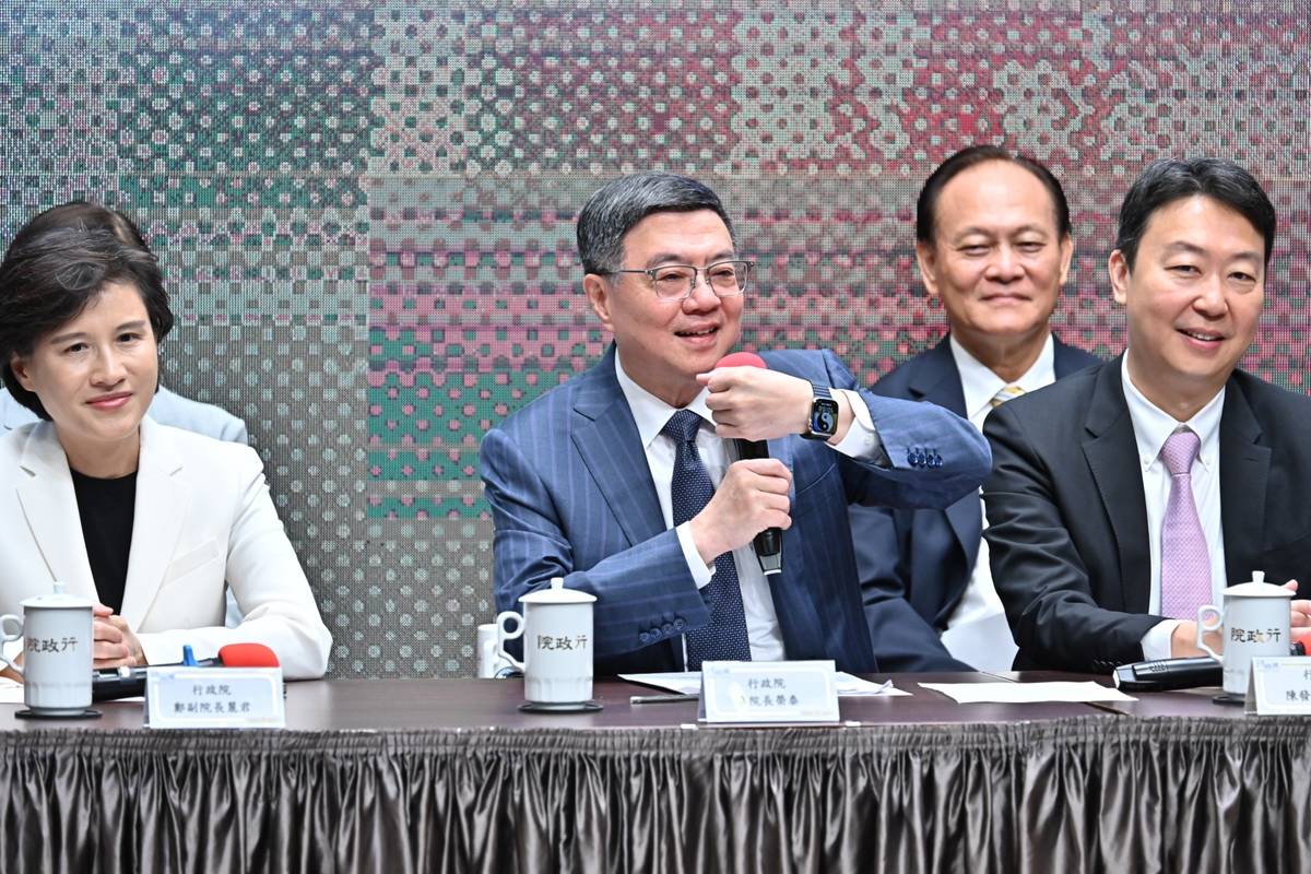 新內閣上任101天，行政院院長卓榮泰今天(28日)率領副院長鄭麗君及政務委員召開「行動創新AI內閣執政101記者會」。(行政院提供)