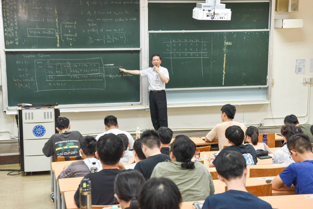 臺師大首度擴大辦理暑期開課計畫，本次暑期修課人數最多的課程是，理學院陳界山院長在數學系開設的「線性規劃」，有100多人修習。(臺師大提供)