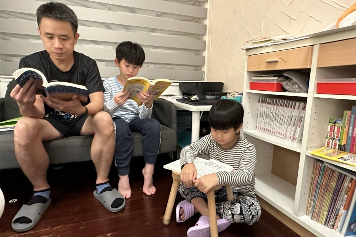 桃園市南勢國小家長陪伴孩子一起閱讀