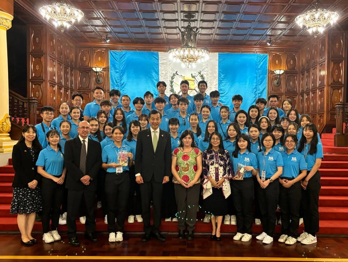 瓜地馬拉文化暨體育部部長葛拉希歐索（Liwy_Grazioso，右五）及次長柯蒂（Laura_Cotí，右四）與青年大使會晤