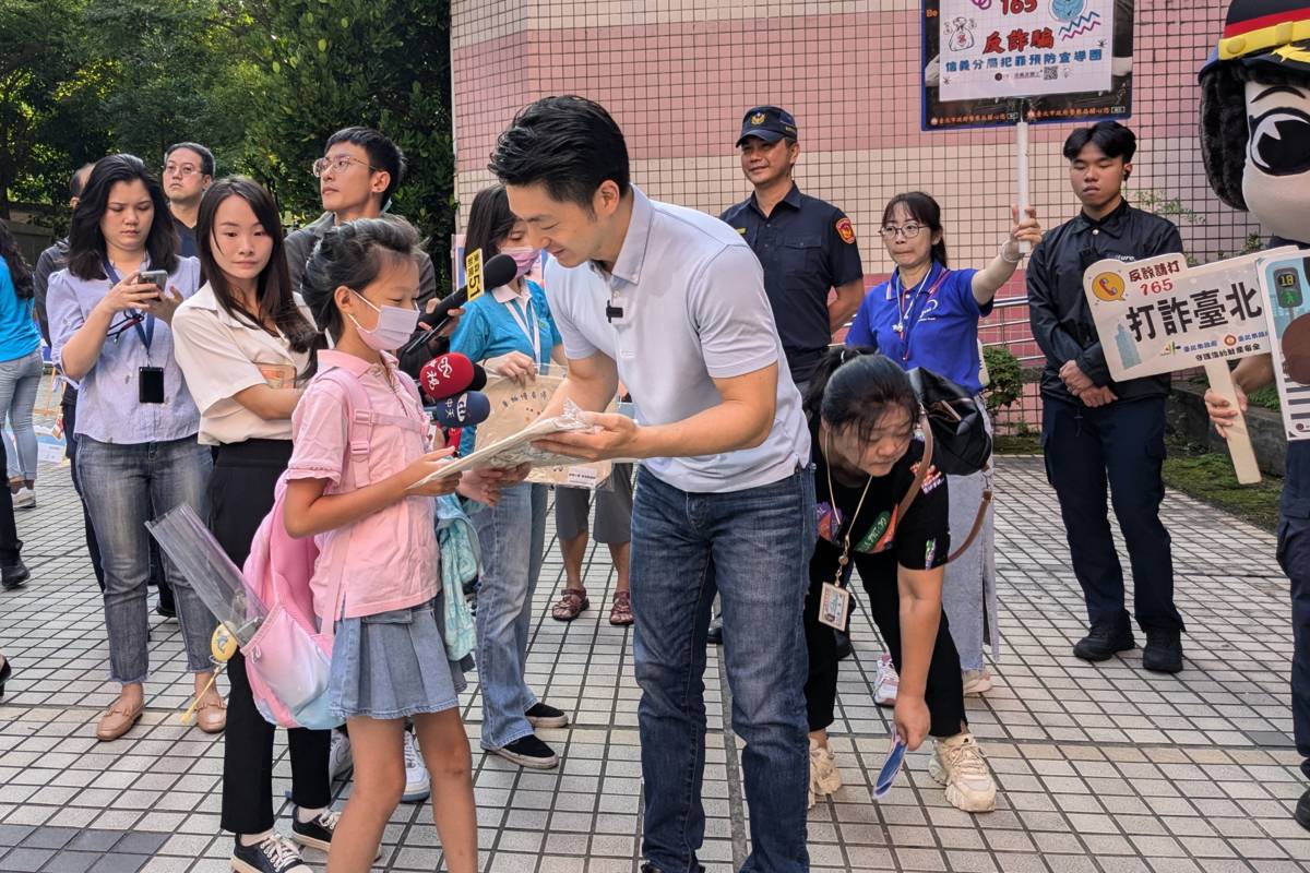 開學日，蔣萬安市長在博愛國小迎接學生到校上課