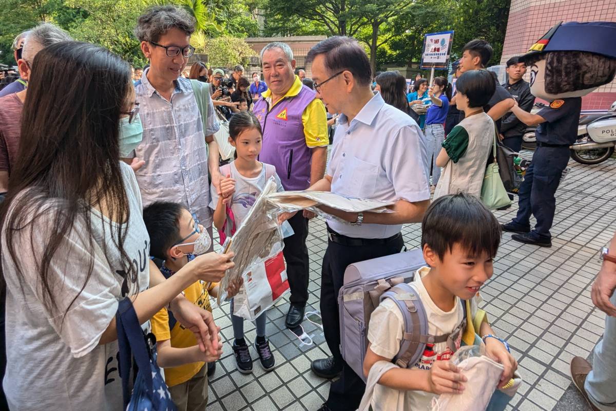 湯志民局長前往博愛國小，贈送開學禮給學生
