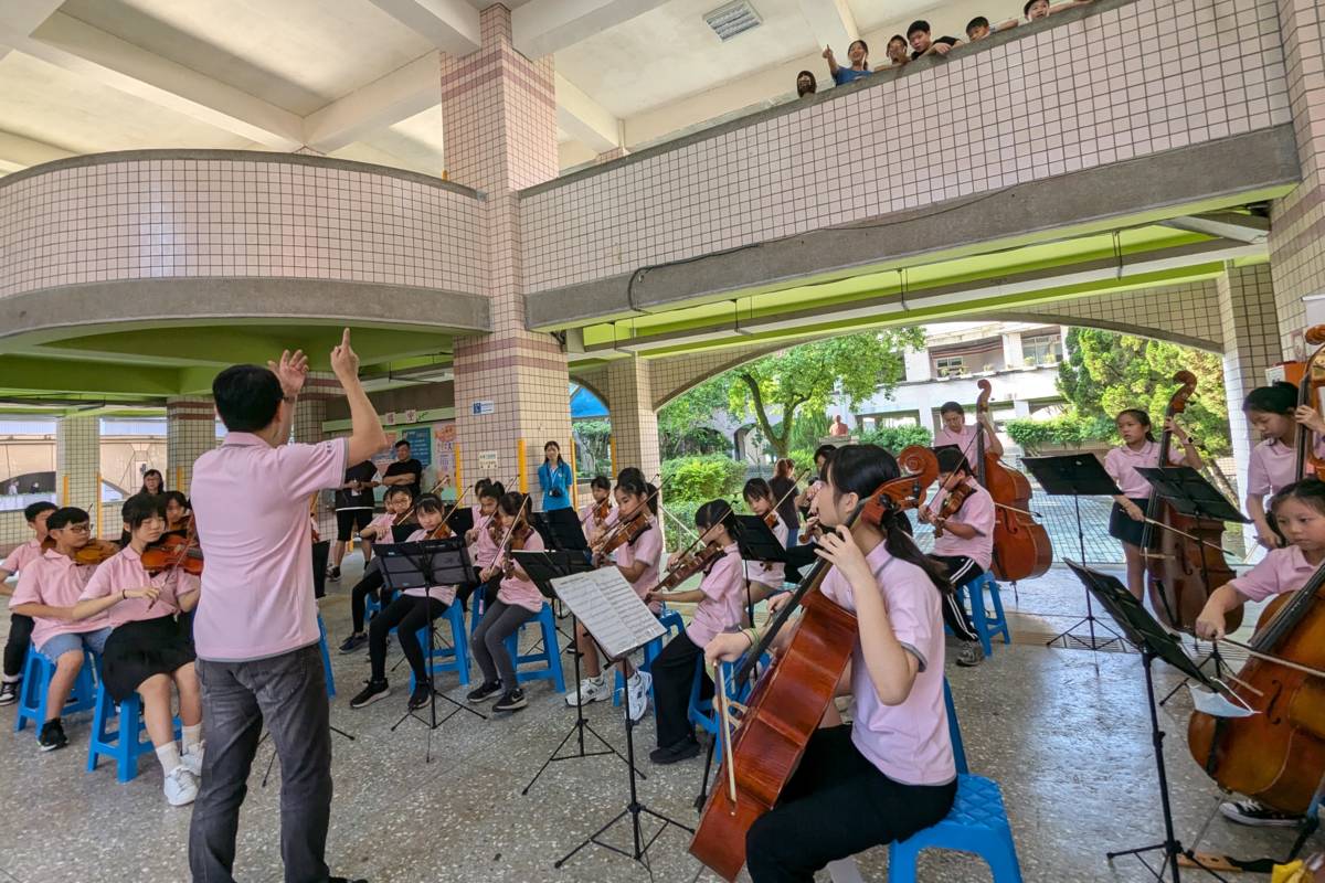 博愛國小弦樂團在穿堂演奏悠揚樂曲迎接同學上學