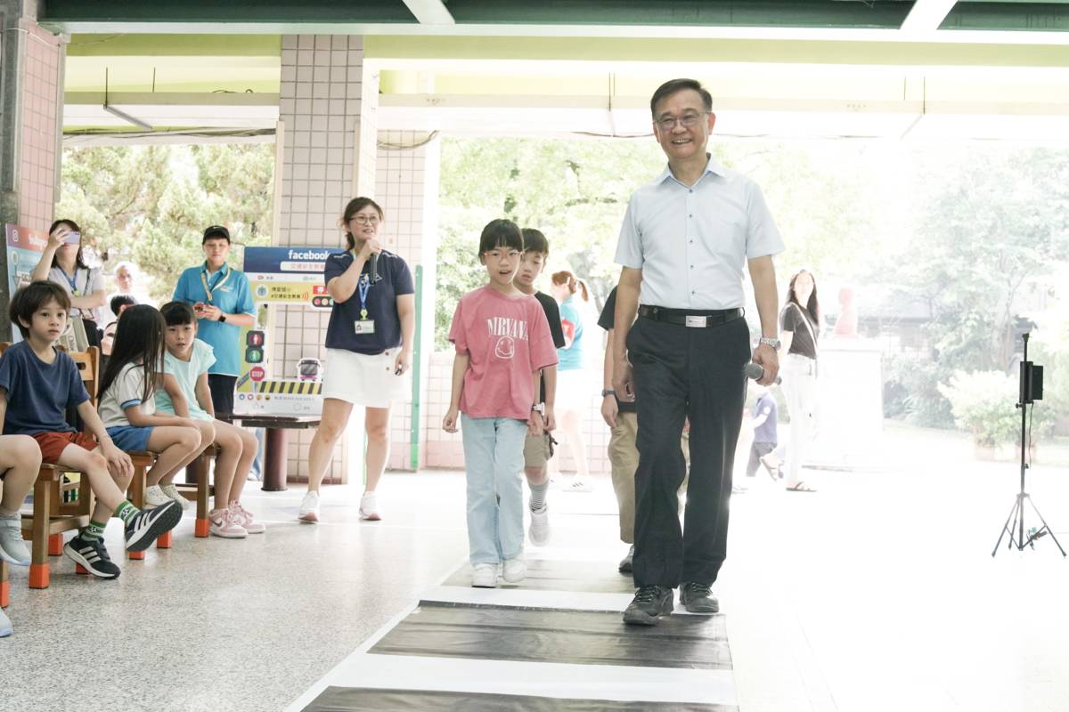 湯志民局長與學生示範過馬路的正確方式
