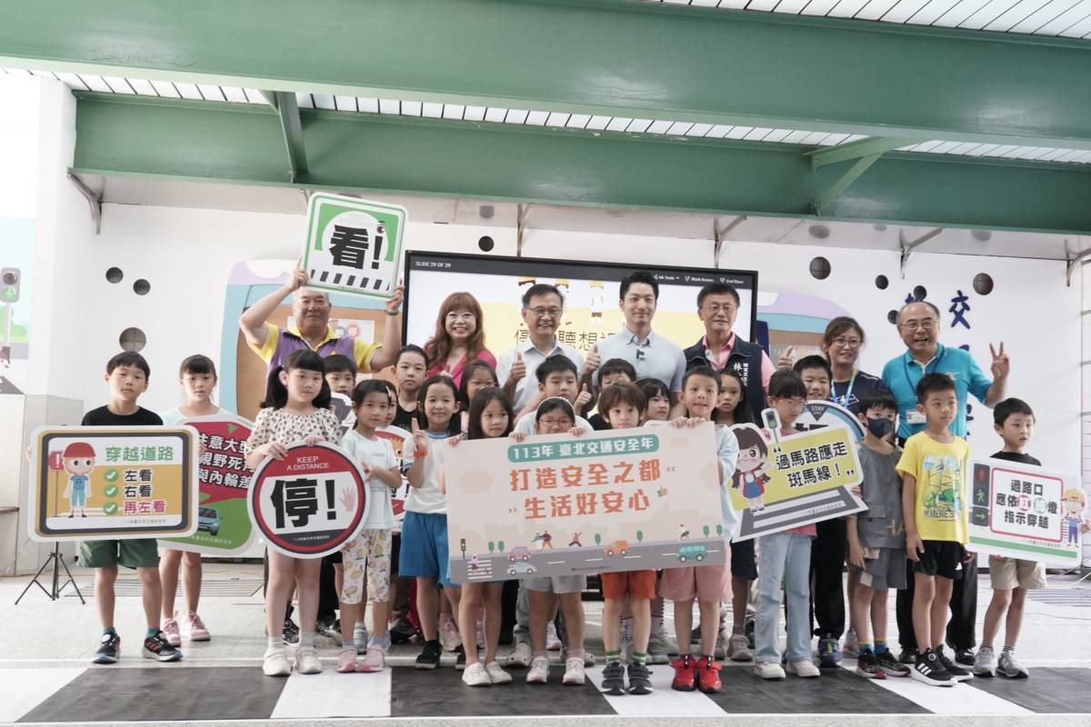 博愛國小開學日活動，蔣萬安市長、教育局湯志民局長與學生一同學習交通安全