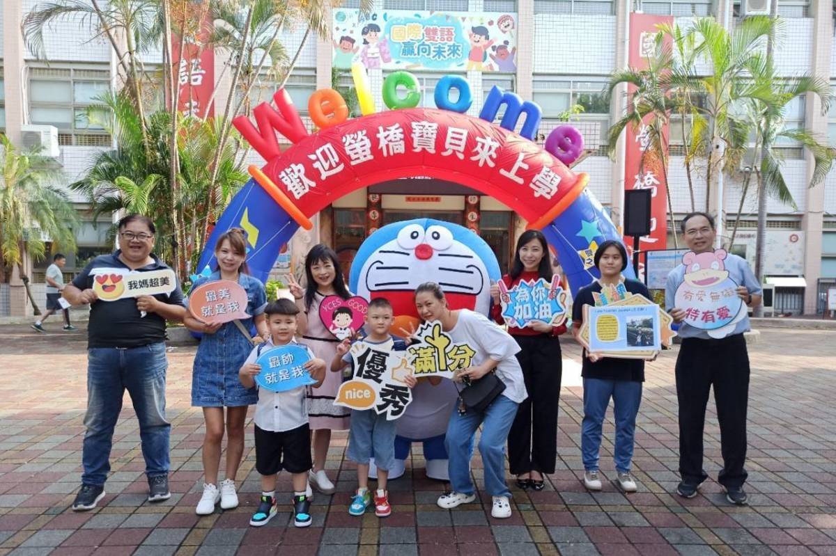 哆啦A夢現身北市螢橋國小開學日 ，迎接學生返校上課