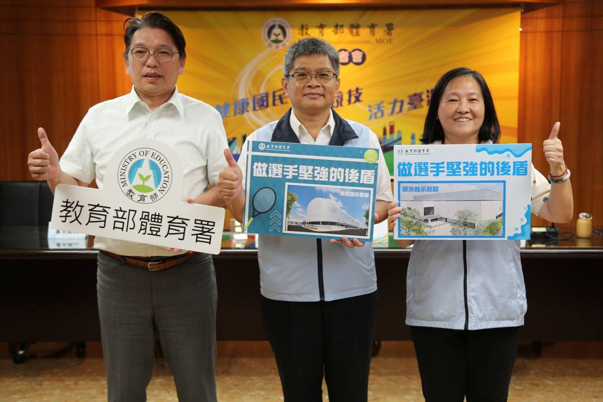 國訓中心新建的游泳館，規劃50公尺國際標準競賽池、25公尺練習池、跳水池，而網球場則設有5面戶外球場及4面風雨球場。(左起體育署運動設施組賴旻炫科長、房瑞文副署長、運動設施組蔡文娟組長)