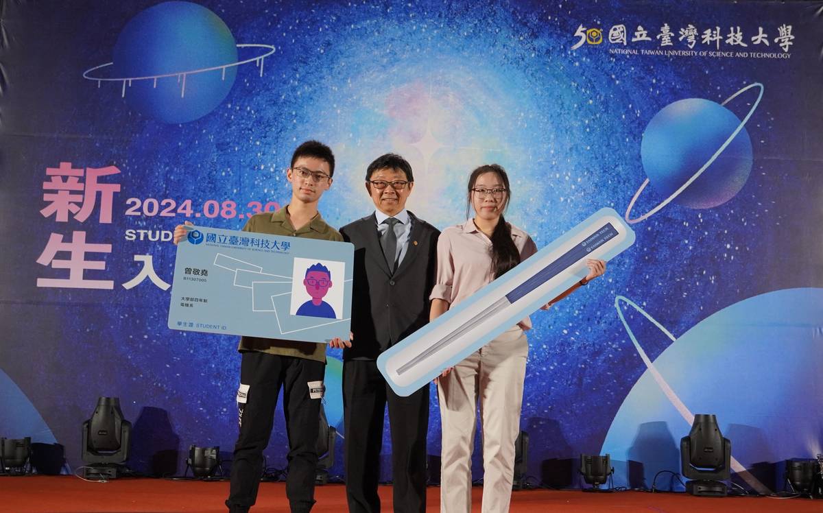 顏家鈺校長贈送在場新生不鏽鋼環保筷組，讓同學在日常生活中減少使用免洗餐具，抱持永續精神，珍惜並愛護地球資源。(臺科大提供)