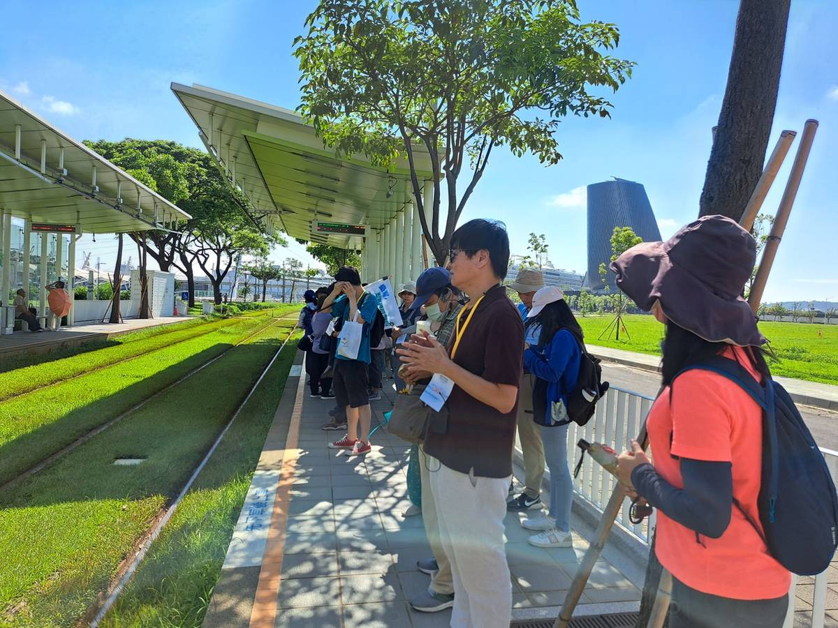 「臺灣歷史現場踏查」搭乘高雄輕軌體驗過去曾為臨港線的新舊歷史現場。(國臺圖提供)