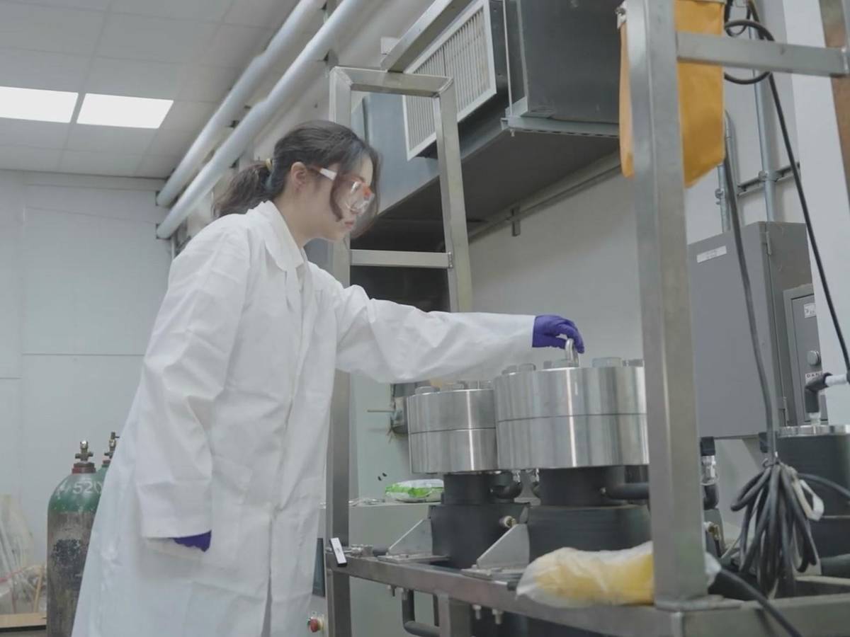王佳卉同學於勤益科大實習工廠學習 (教育部提供)