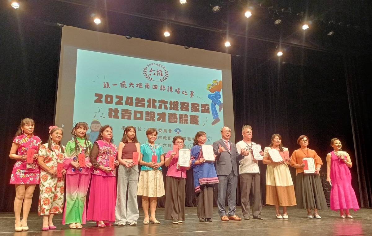 徐堂志理事長頒發成人歌唱組，得獎者獎狀和獎金，前三名加碼三千元、兩千元、一千元
