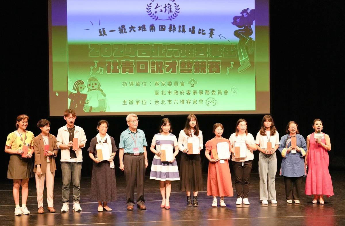 賴啟明副理事長頒發成人朗讀組，得獎者獎牌和獎金
