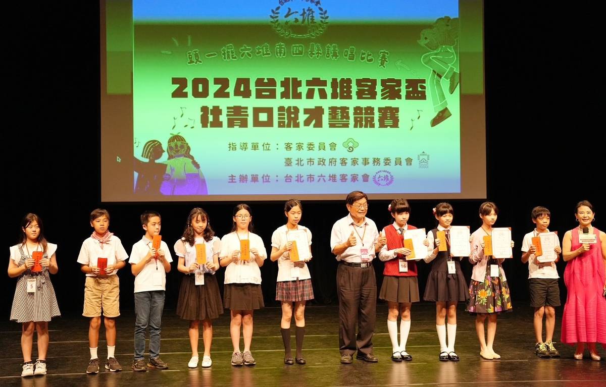 林勝利理事頒發學生朗讀組，得獎者獎牌和獎金