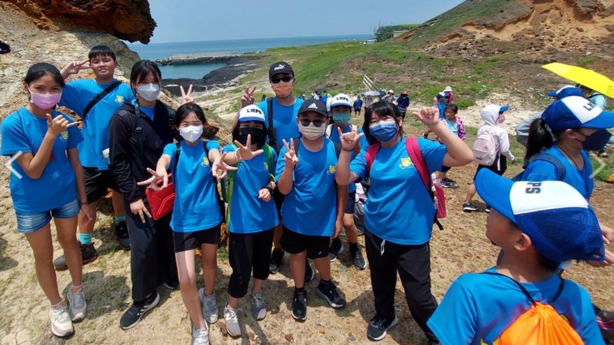 冬季戶外教育課程，學生到潮間帶採收自己親手種植的「烏金」(紫菜)。
