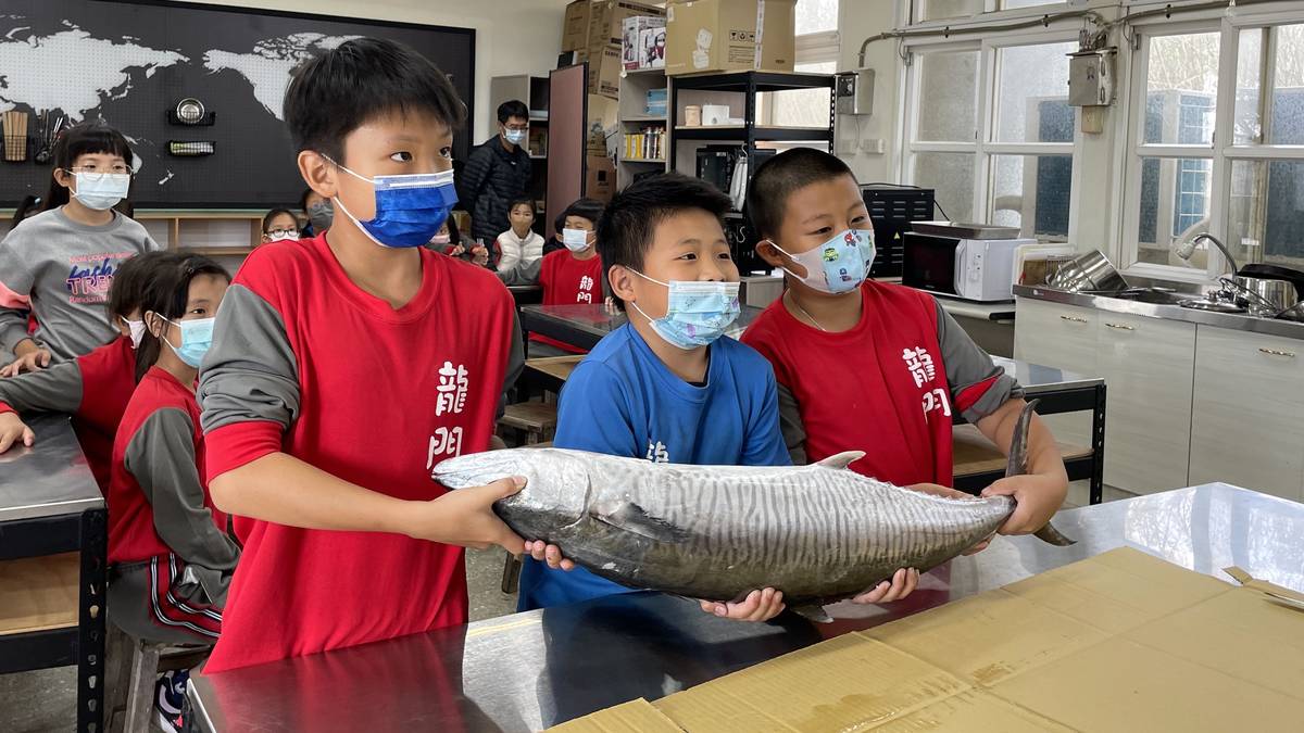 學生運用土魠魚進行食魚教育課程