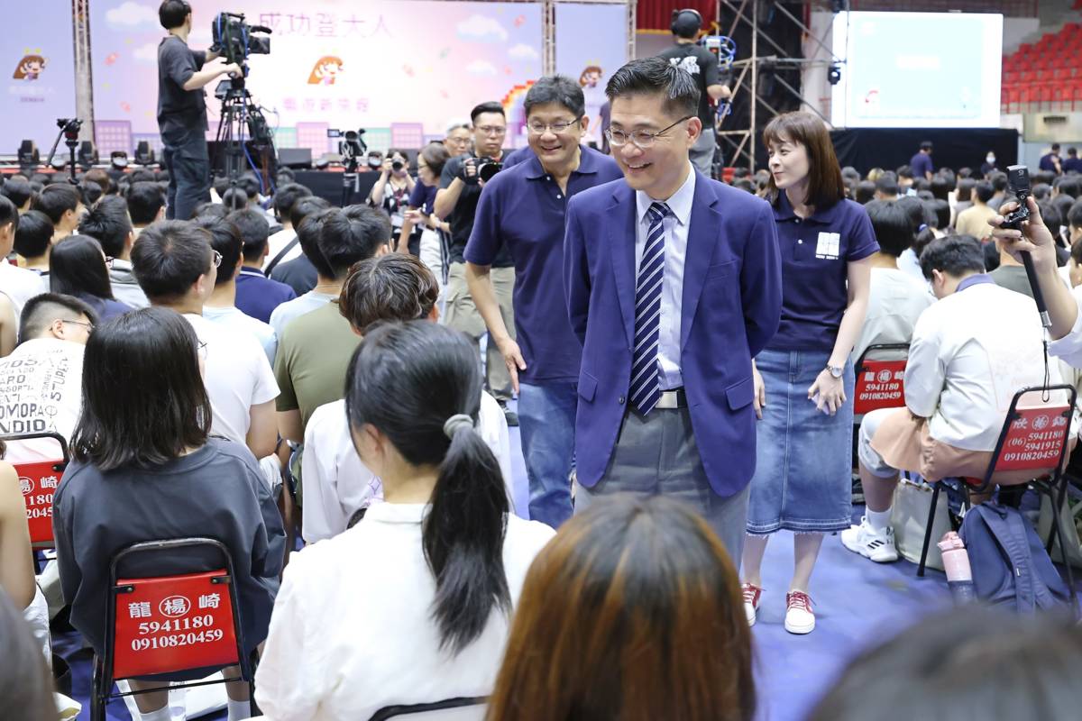 02-成大校長沈孟儒帶領一級主管熱烈歡迎新鮮人加入成大大家庭，並勉勵新生「同行致遠」