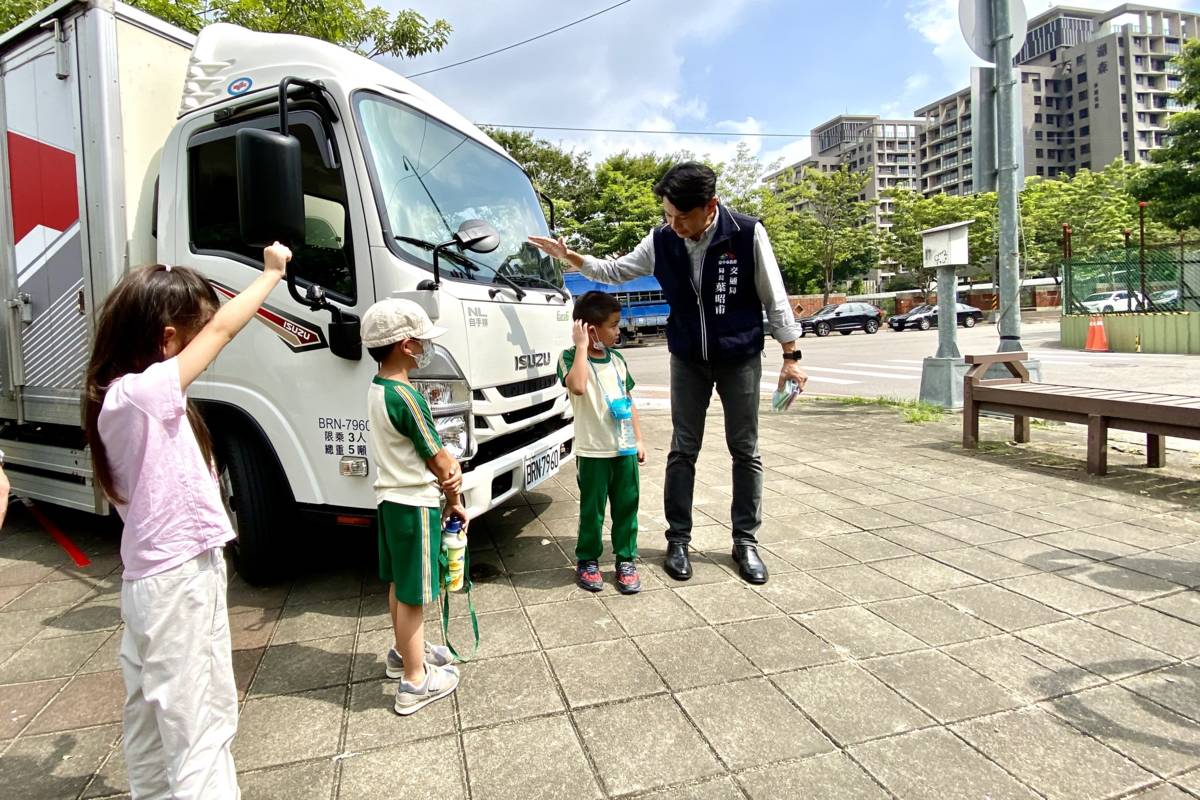 市府以模擬實境方式與學童互動體驗道路安全情境