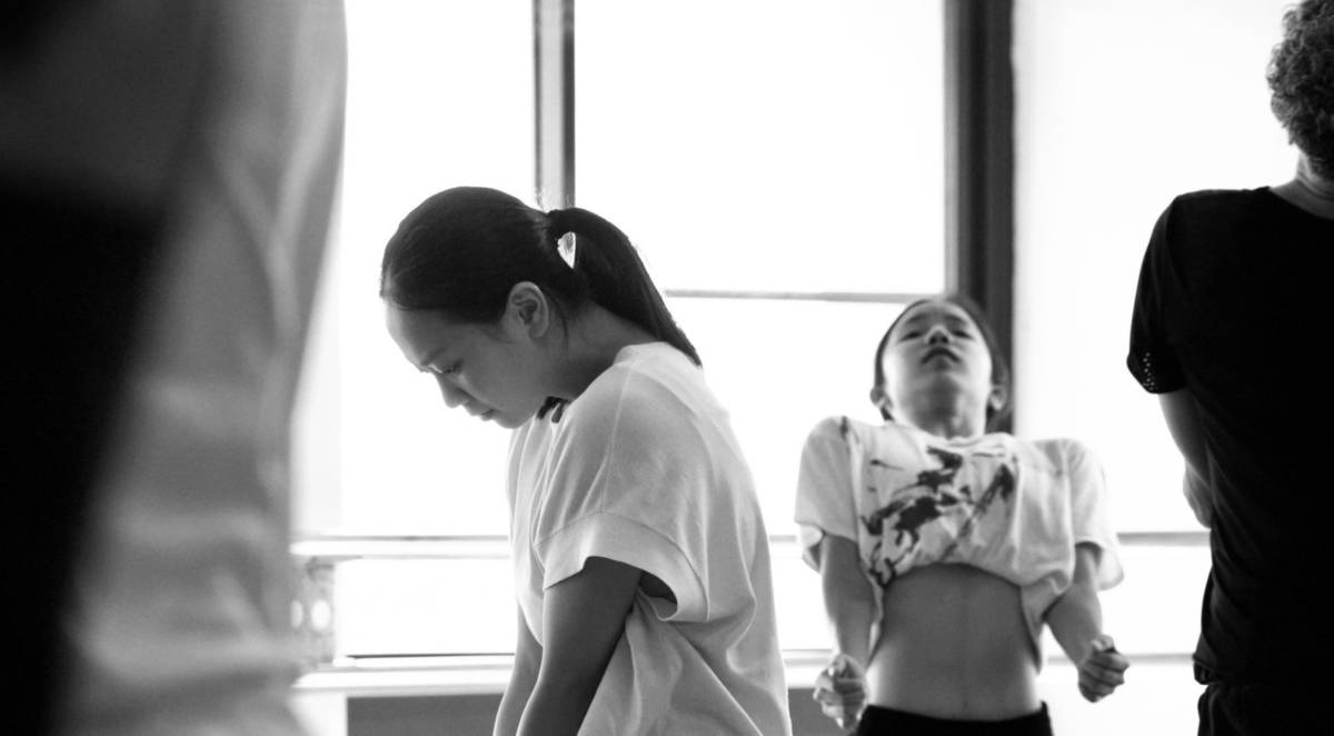 美，是擁有覺知感受身體與世界的連結，用舞蹈揮灑同情，遇見有溫度的人生——專訪臺北藝術大學舞蹈學院何曉玫院長、曾瑞媛教授（照片黎宇文攝 曾瑞媛教授提供）