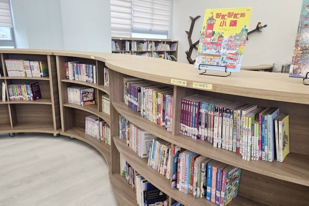 臺東縣豐年國小爭取教育部學校社區共讀站計畫補助，融入地方特色，打造媲美誠品書店的「阿西路愛」社區共讀站。
