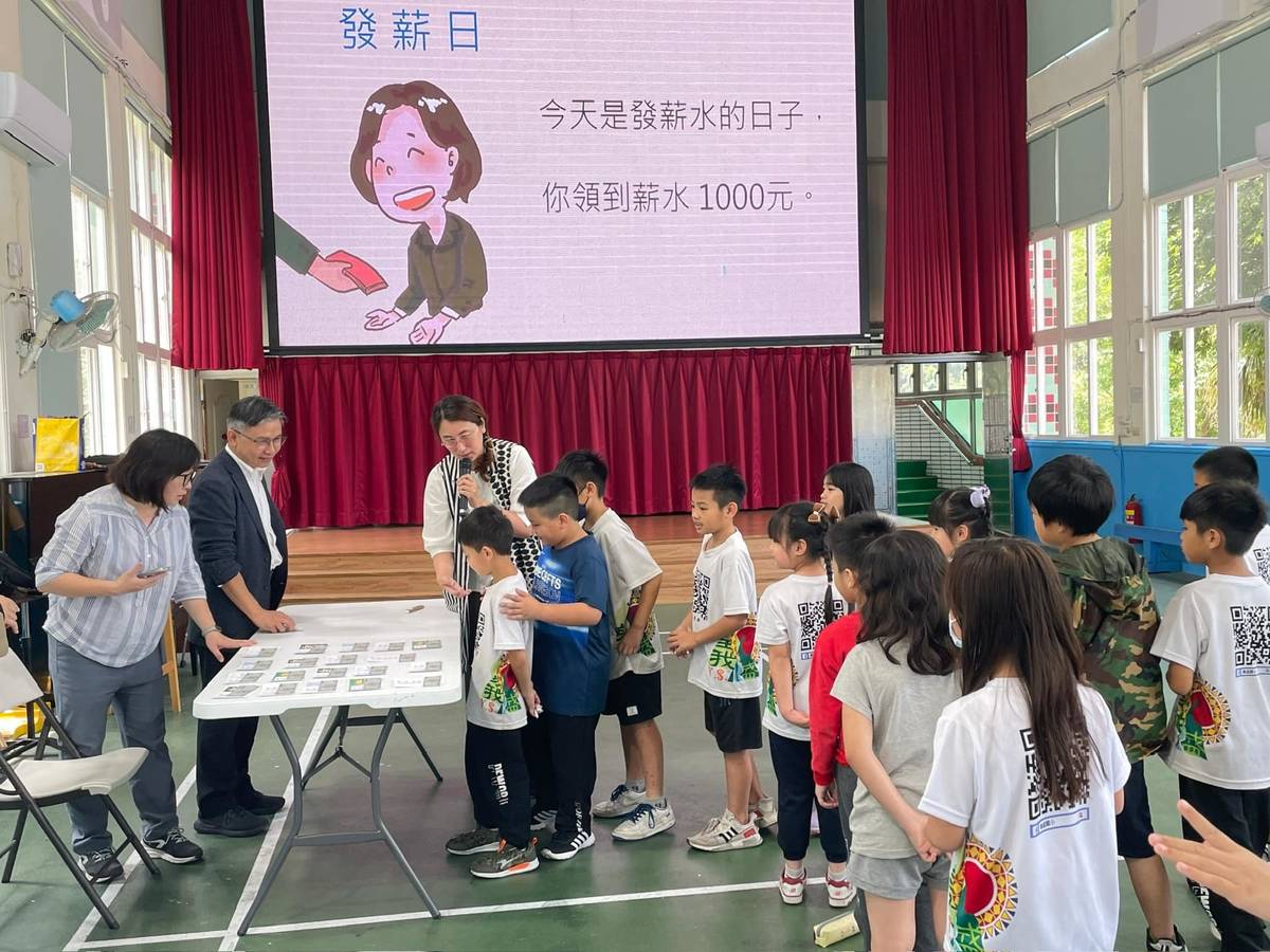 活動中玩角色扮演，扮演一位賺錢的大人，領了薪水都把錢花在哪兒？