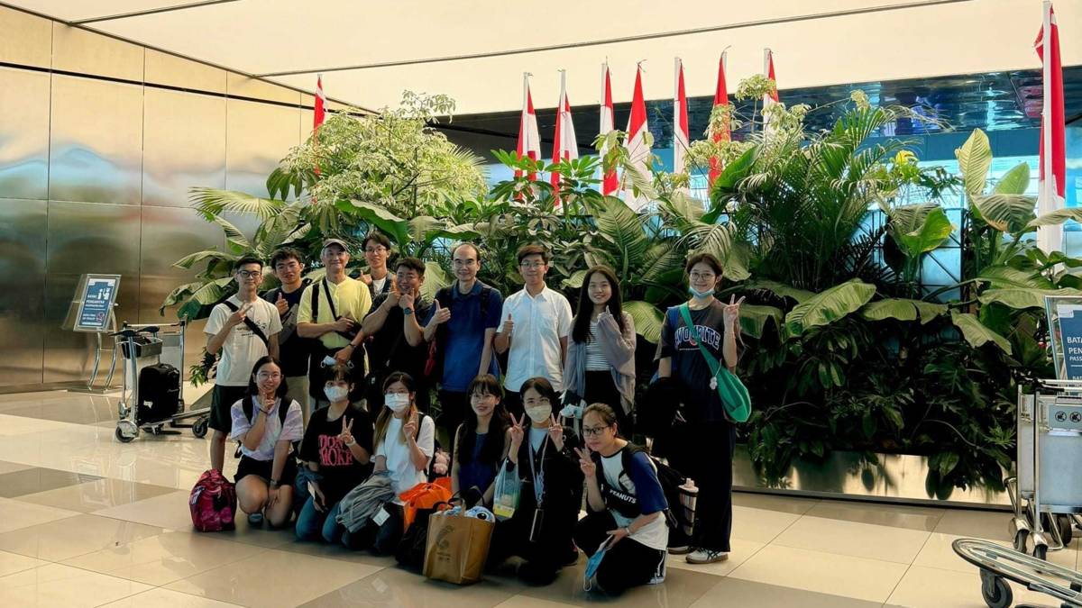 慈大傳播系師生於印尼雅加達蘇加諾哈達（原文：Soekarno–Hatta）國際機場合影(照片由凝香提供)