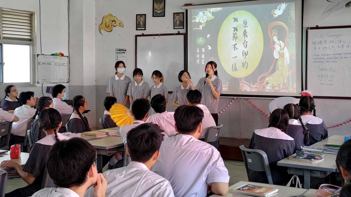 慈大傳播系學生於印尼慈濟大愛學校（原文：The Cinta Kasih Tzu Chi School）教課，分享台灣文化(照片由凝香提供)

