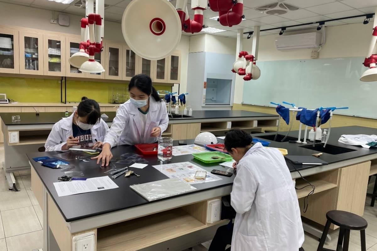 西松高中IB課程學生上化學課，操作光化學反應-氰版印刷術