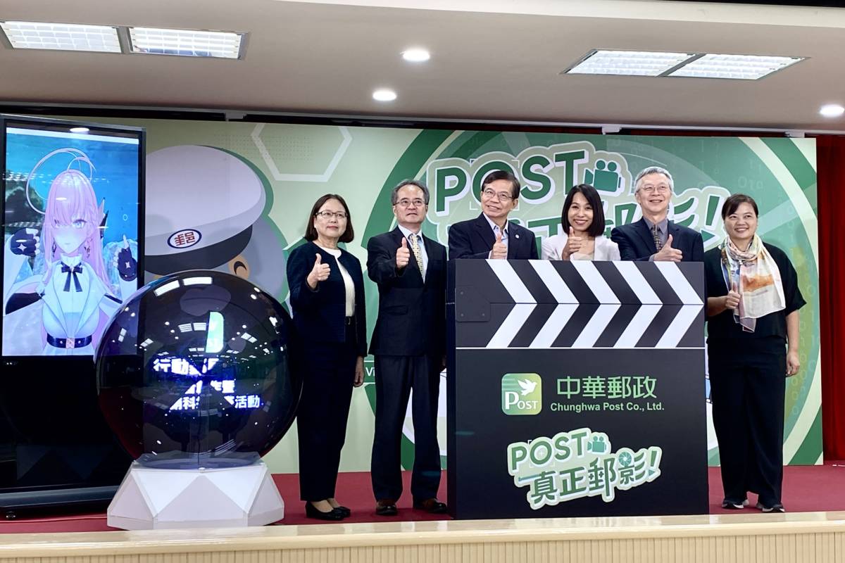 中華郵政舉辦「行動郵局APP影音創作暨AI行銷科技競賽」，由副總經理楊素珠（左起）、總經理江瑞堂、董事長王國材、台灣微軟總經理李倩、叡揚資訊董事長張培鏞、亞太行銷數位轉型聯盟協會理事長吳秀倫共同啟動儀式。(記者蘇瑞雯拍攝)