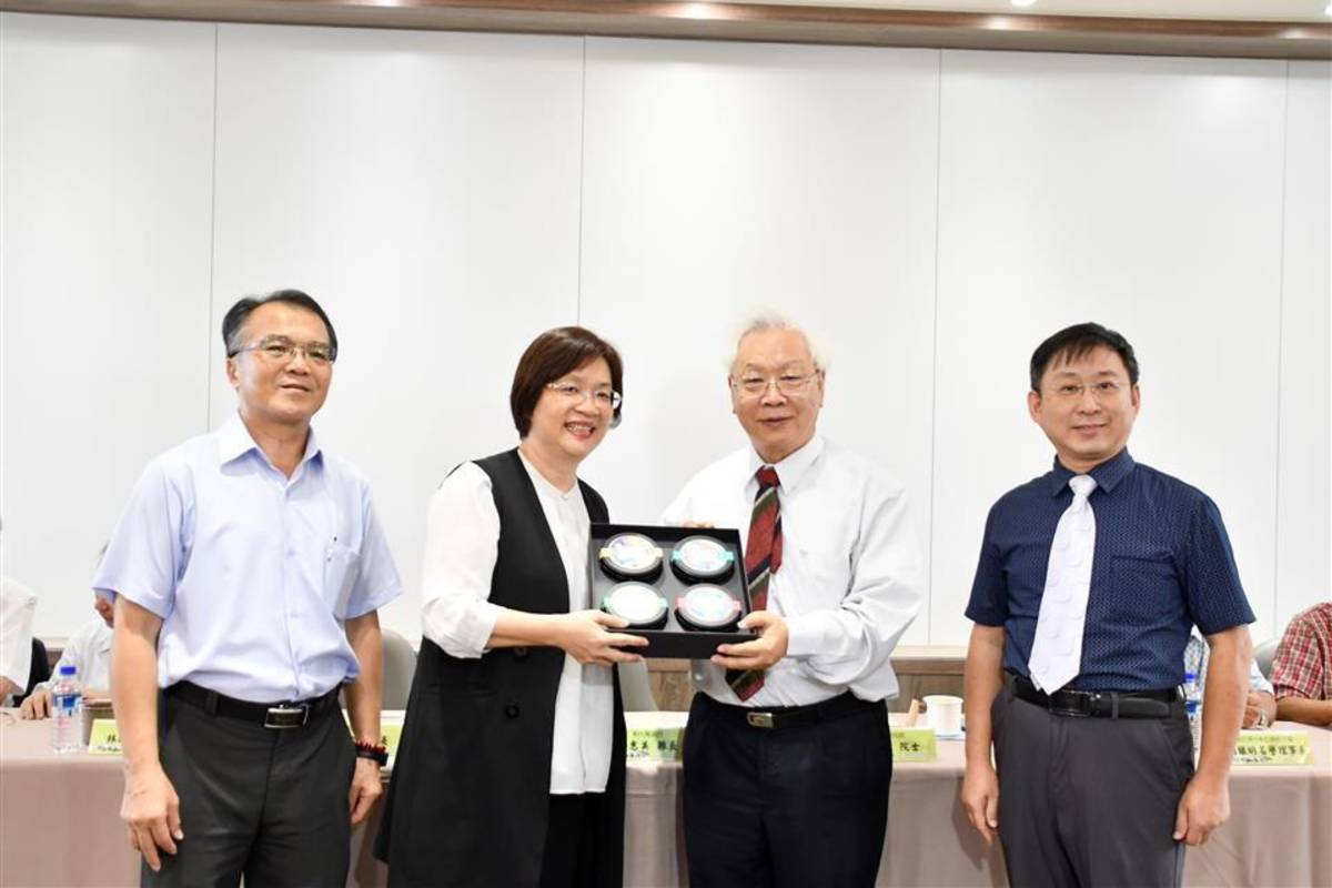 陳鎮東（右二）出席母校彰中的慶祝茶會