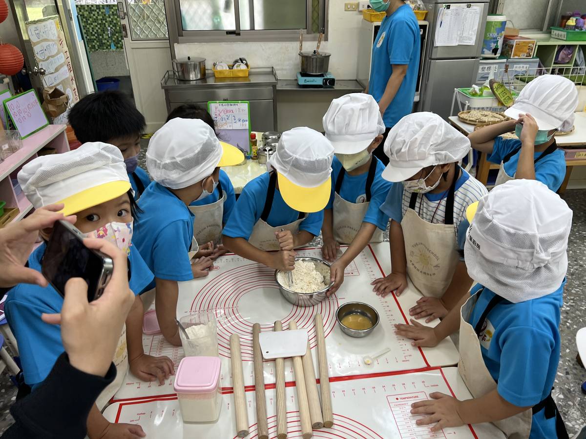 第1屆夢想團隊台南月津國小附幼的孩子，透過認識及製作意麵瞭解家鄉飲食特色