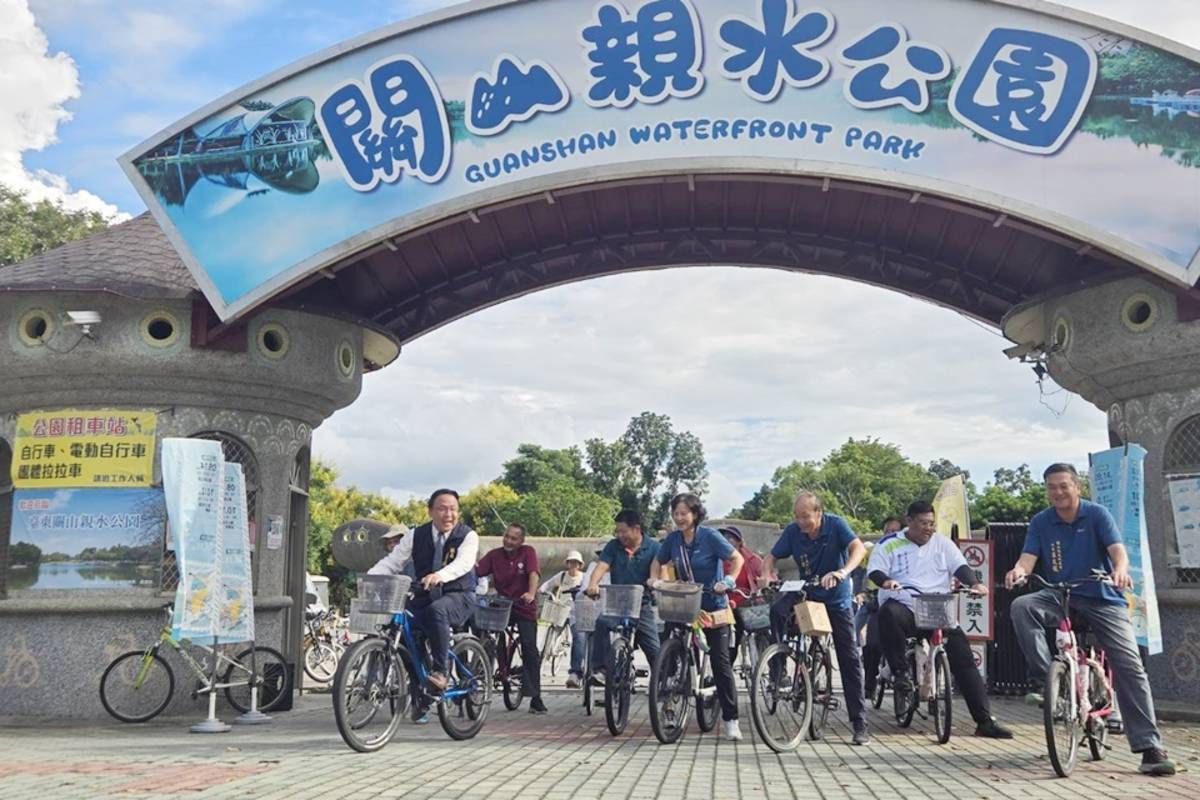 「騎趣關山113年關山自行車嘉年華」活動，由鎮長彭成豐領騎，帶領熱愛騎乘單車的大小朋友，飽覽全臺第一條環鎮自行車道的沿途風光。