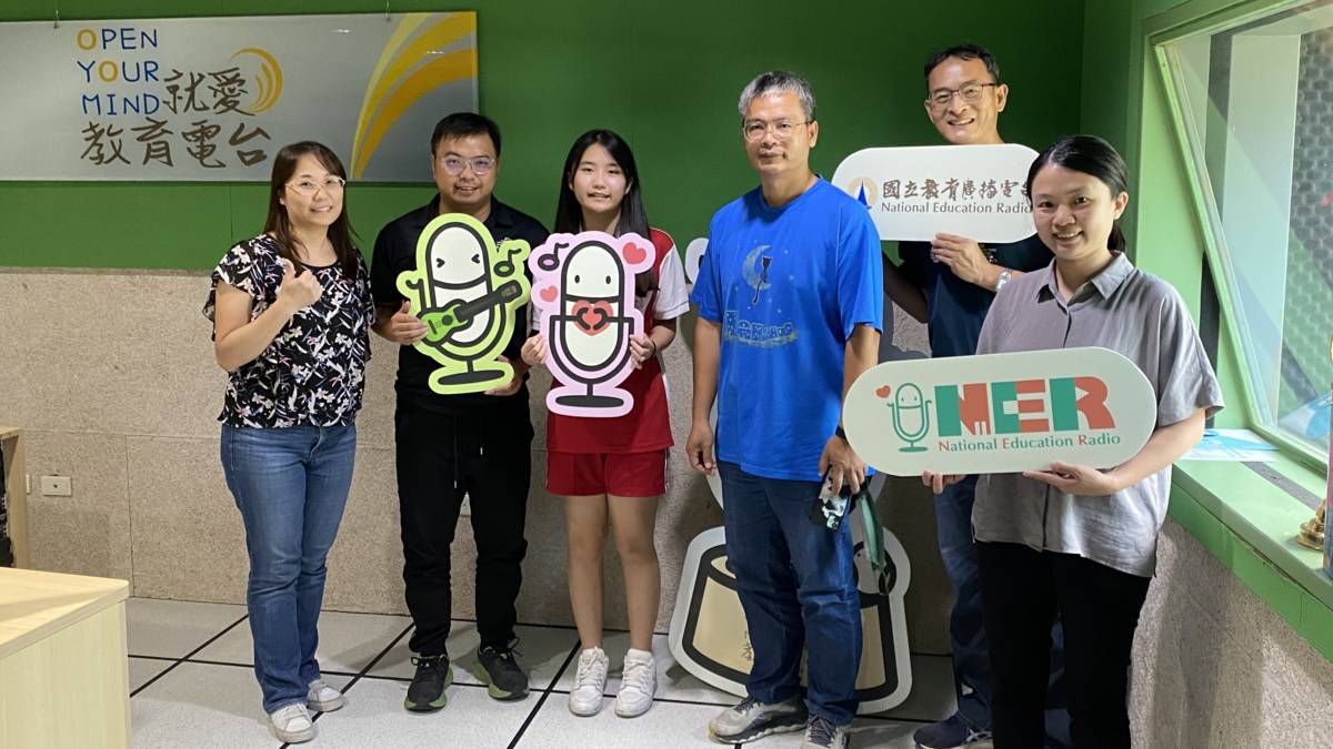 溪湖國中學生吳懿庭(左3)獲選為彰化縣第一屆品德大使