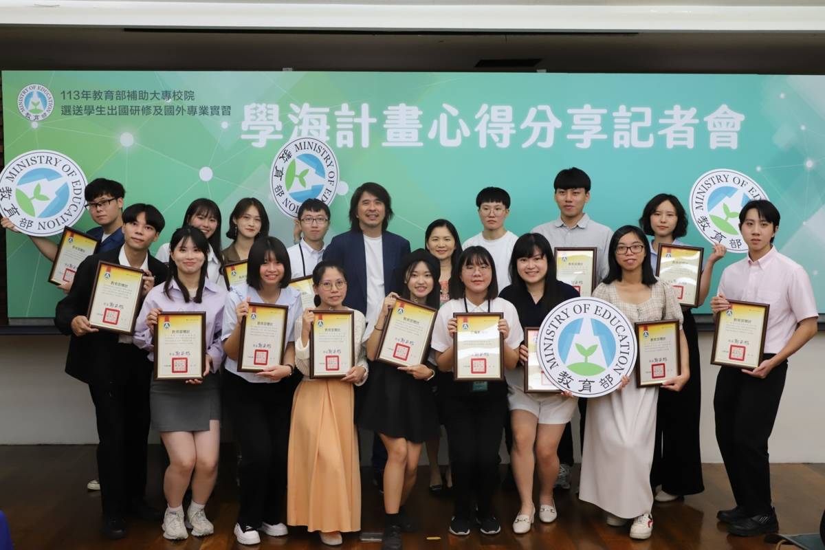 教育部葉丙成次長（後排右5）與國際與兩岸教育司李毓娟司長（後排右4）鼓勵學海計畫心得佳作獲獎學生