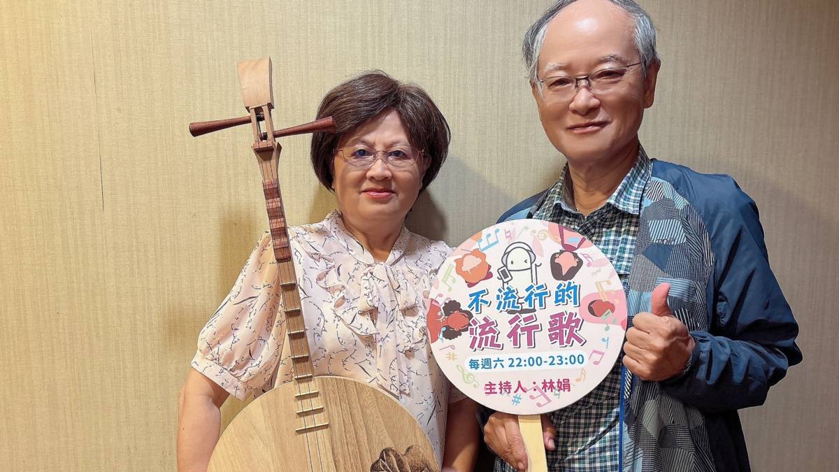蓮嬌老師的月琴(左)與長興老師的大廣弦(右)