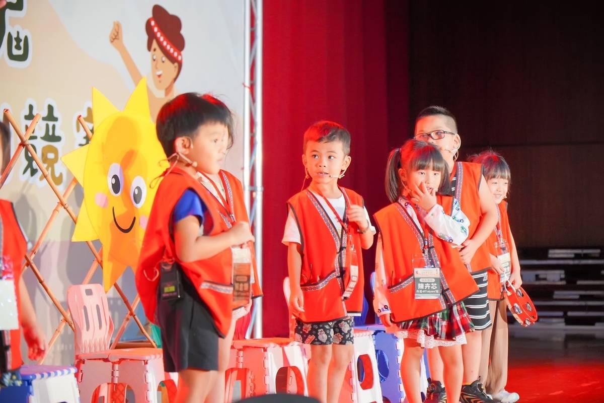 幼兒園組的幼童將平時所學的族語搬上舞台演出。