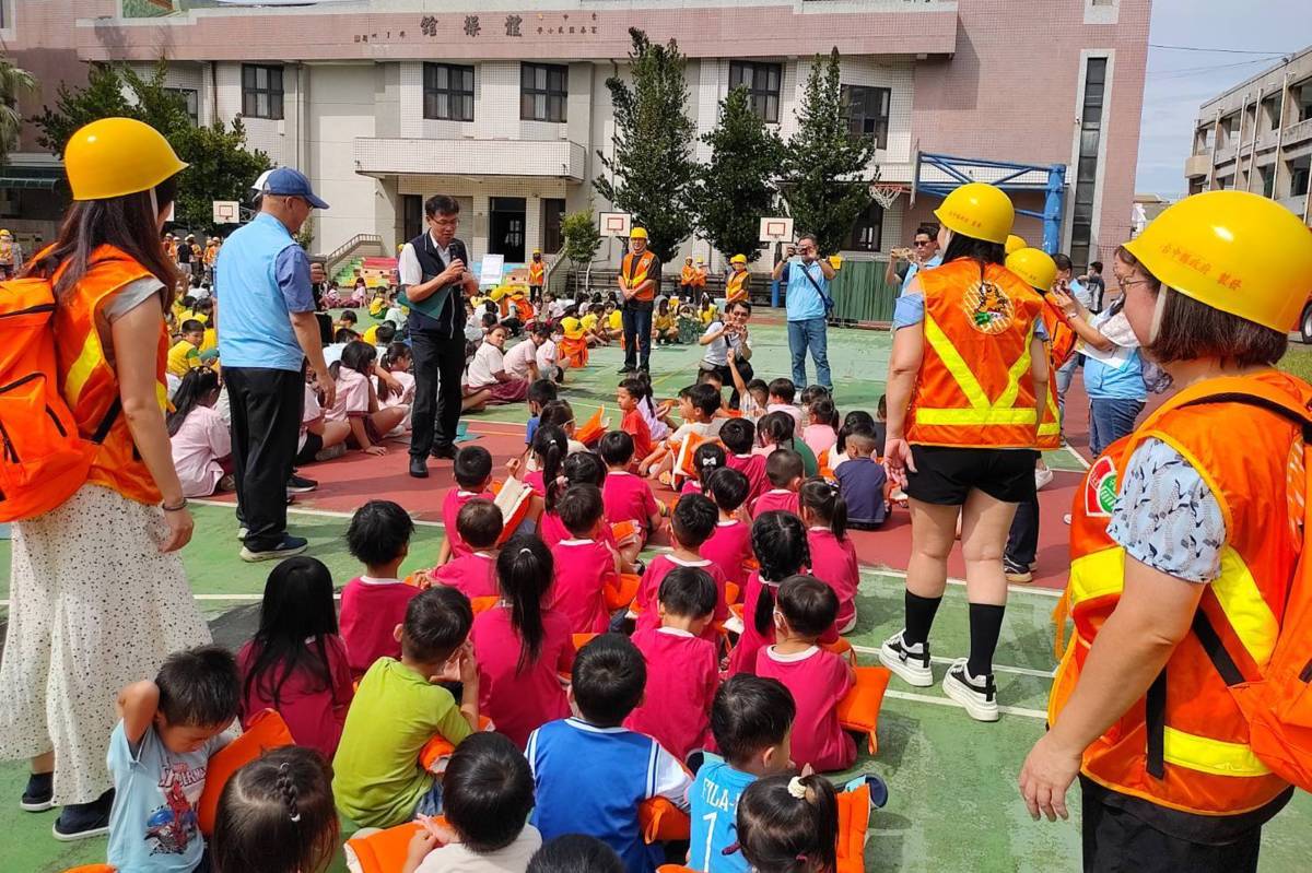 局長與學生進行防震知識互動問答