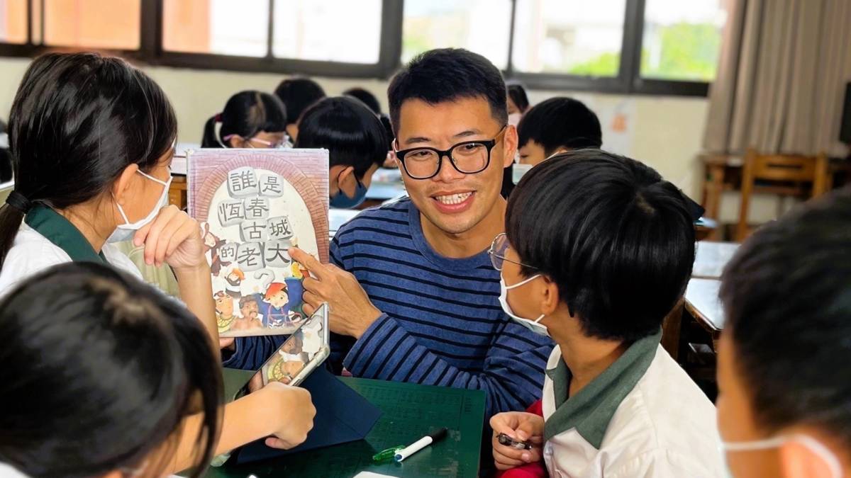 恆春國小柯仕偉主任帶學生認識恆春民謠文化
