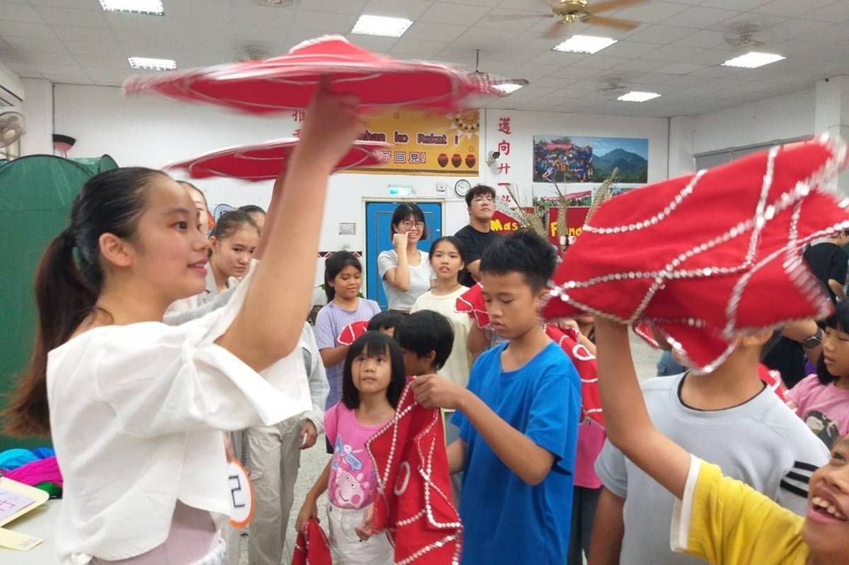 舞蹈班學生教小學生轉手絹體驗民俗舞