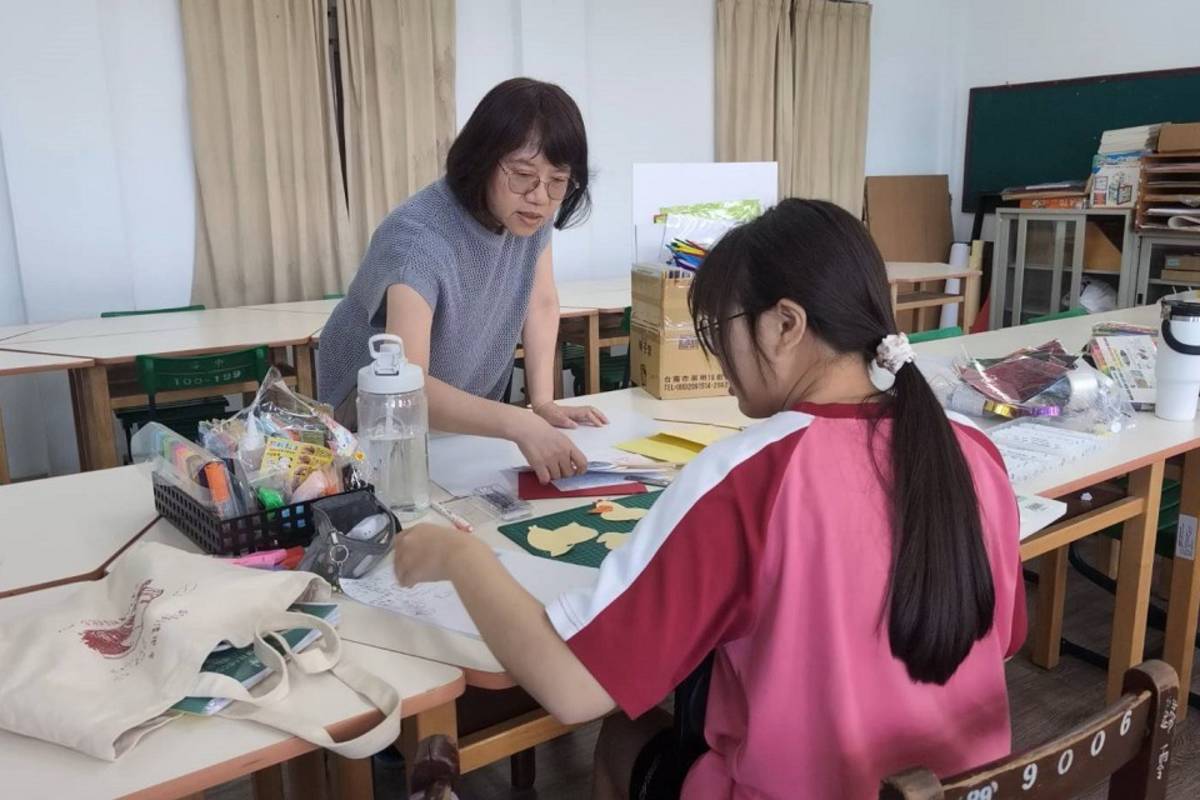 許文瑜指導學生製作教具
